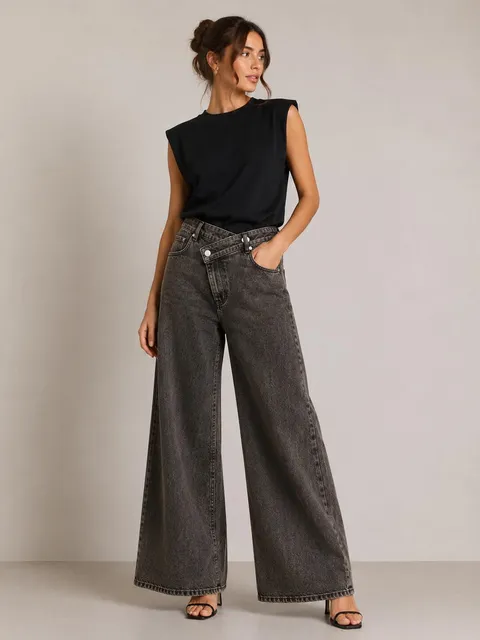 Off-center waist Jean